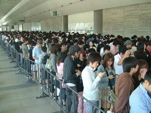 File d'attente gigantesque d'officiellment 9000 personnes